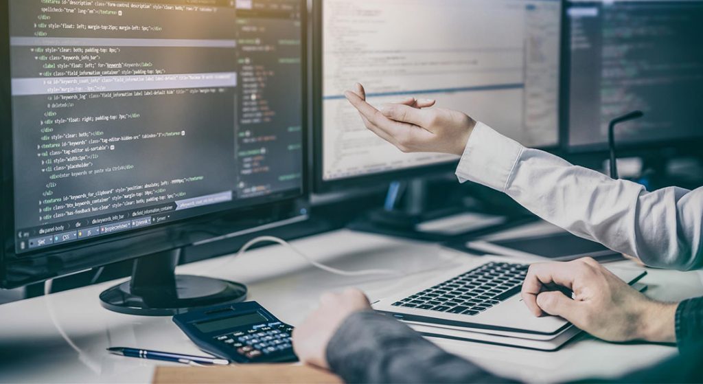 Wycena strony internetowej — rozmowa nad kodem wyświetlonym na monitorach