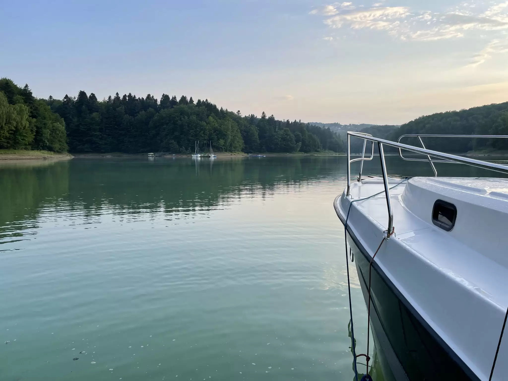 Pokład jachtu GreenYacht na Jeziorze Solińskim